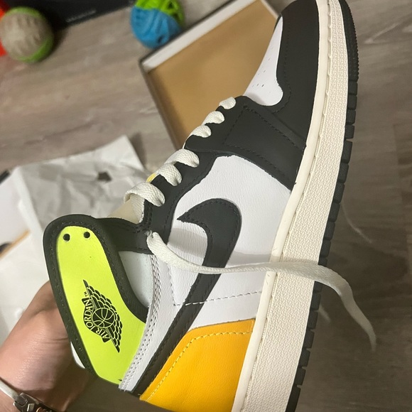 BRAND NEW - 2021 air Jordan 1 retro high og ‘volt gold’ - Picture 6 of 8